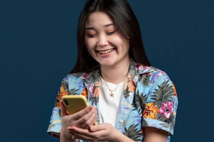 fenomena curhat dengan ai, penyebab remaja suka curhat dengan ai, dampak curhat dengan ai, alasan remaja lebih suka curhat ke AI, penyebab remaja lebih suka curhat ke chatbot, Mengapa Remaja Suka Curhat ke AI? Ini Kata Psikolog, 1. Akses mudah dan cepat, 2. Merasa lebih aman dan tidak dihakimi, 3. Kurangnya dukungan dari lingkungan sekitar, 4. Chatbot dianggap memberi solusi instan, 5. Keinginan untuk merasa dipahami