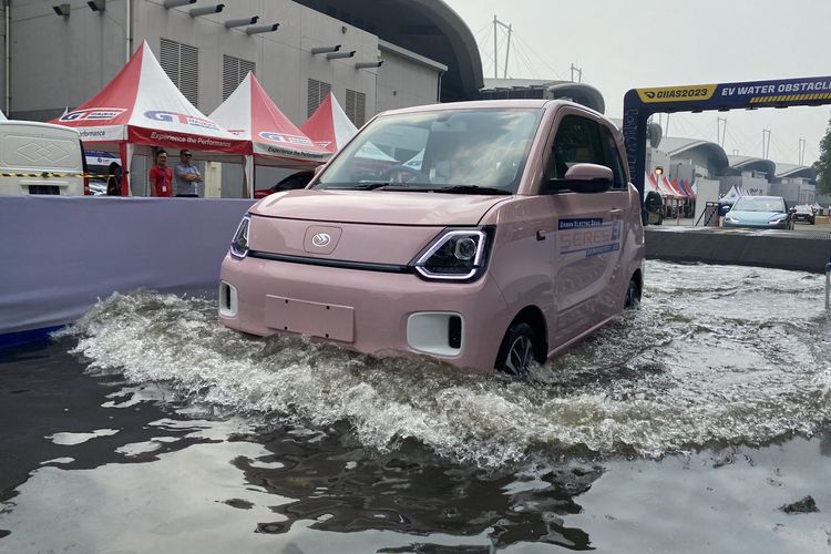 kendaraan listrik, mobil listrik, Jangan Nekat, Mobil Listrik Belum Tentu Jagoan buat Terjang Banjir