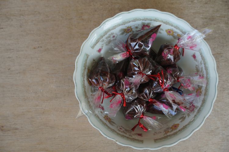 resep, Cemilan, 5 Resep Kue Tanpa Oven yang Bisa Jadi Cemilan Saat Lebaran, Praktis Banget!, 1. Bola-Bola Cokelat (Choco Balls), 2. Kacang Sembunyi Karamel, 3. Keripik Bawang Seledri, 4. Madu Mongso, 5. Cookies Cokelat Cornflakes