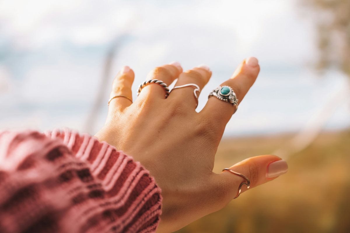 Perhiasan, acara formal, 7 Tips Memilih Perhiasan untuk Tampil Elegan dan Berkelas di Acara Formal, 1. Pilih statement necklace , 2. Tambahkan sentuhan warna , 3. Gunakan teknik layering anting , 4. Jangan takut memilih perhiasan dramatis, 5. Pertimbangkan headpiece, 6. Padukan gaya klasik dan modern, 7. Gunakan power jewelry 