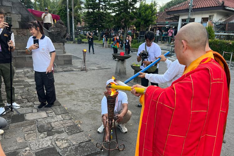Api Dharma, api dharma, api dharma waisak adalah, Api Dharma Waisak, Api Dharma Waisak Disakralkan di Candi Mendut usai Tempuh Jarak 107 Km