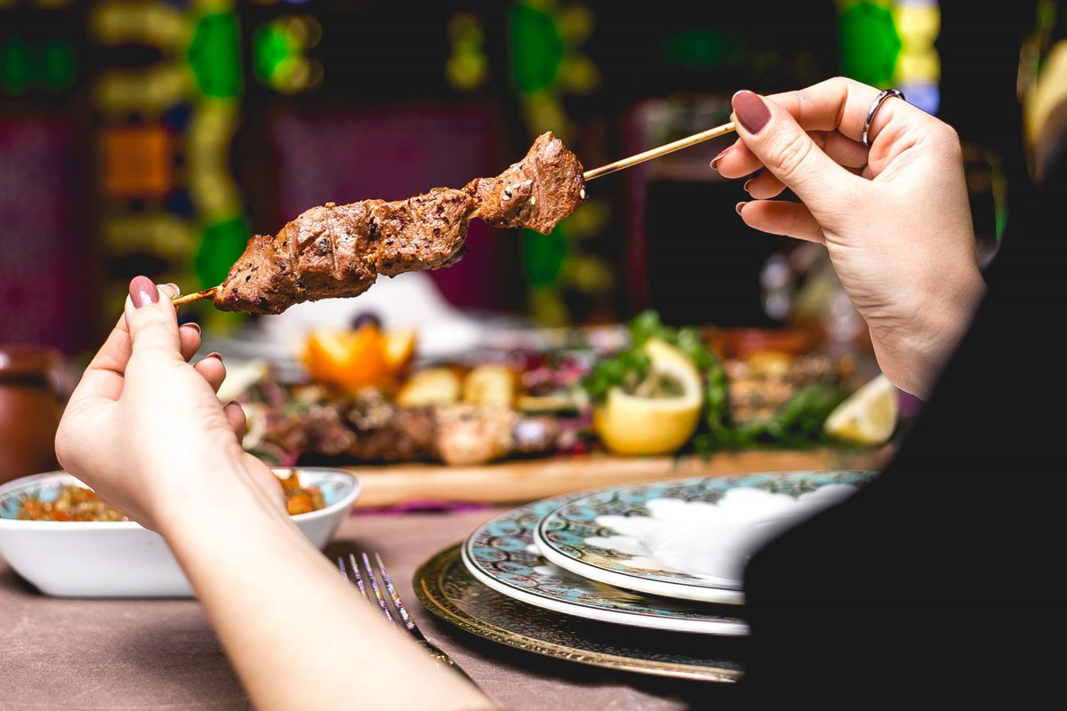 Idul Adha, pola makan sehat, idul adha, idul adha 2025, menjaga pola makan sehat saat idul adha, manfaat daging kurban, tips makan sehat saat idul adha, tips makan daging saat idul adha, Idul Adha Bukan Alasan Makan Berlebih, Dokter Jelaskan Cara Makan Sehat, Makan sebelum kenyang, bukan sampai puas, Kenali sinyal tubuh, jangan turuti nafsu, Momen berbagi, bukan balas dendam makan, Tetap sehat saat Idul Adha