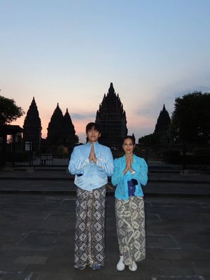 Pevita Pearce, Ji Chang Wook, ji chang wook ke indonesia, ji chang wook ke prambanan, busana ji chang wook, beskap jawa, ji chang wook pakai beskap, ji chang wook pakai batik, pevita pierce dan ji chang wook, 5 Style Ji Chang Wook di Candi Prambanan, Menawan dengan Beskap Biru, Paduan warna lembut yang elegan, Detail sederhana tapi berkelas, Kompak dengan Pevita Pearce, Disewa dari desainer lokal Nous Galeri