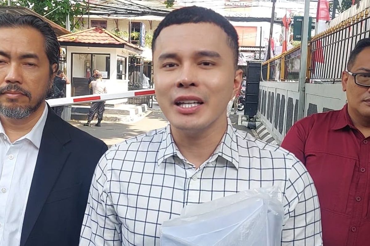 Oky Pratama, Reza Gladys, Nikita Mirzani, Penahanan Nikita Mirzani, Polda Metro Jaya, reza gladys, Oky Pratama Bantah Sarankan Reza Gladys Suap Nikita Mirzani, Reza Gladys Ingin Bertemu Nikita Mirzani, Pengakuan Reza Gladys di Persidangan, Awal Mula Konflik Skincare, Laporan Dugaan Pemerasan dan Penahanan Nikita Mirzani