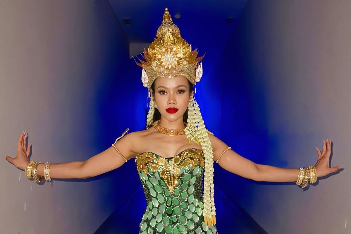 Yura Yunita, pagelaran sabang merauke 2025, busana yura yunita, 5 Gaya Yura Yunita di Sabang Merauke 2025, Anggun dan Memukau, 1. Busana Jambi, 2. Busana Riau, 3. Gaun hitam, 4. Makeup bold, 5. Mahadewi