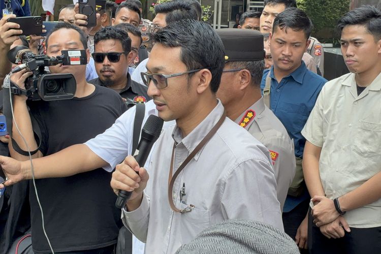 korupsi kuota haji, korupsi haji 2025, modus korupsi kuota haji, KPK kasus haji khusus, jemaah haji 5 hari pelunasan, mafia kuota haji Indonesia, dugaan korupsi Kemenag haji, kerugian negara kasus haji, pembagian kuota haji tidak sesuai aturan, Modus Baru Dugaan Korupsi Haji: Jemaah Hanya Diberi 5 Hari Pelunasan, Kuota Bisa Dijual Lagi!, Jemaah baru bisa langsung berangkat, Kerugian negara tembus Rp 1 triliun, Kuota tambahan dibagi tak sesuai aturan, Publik tunggu langkah tegas KPK