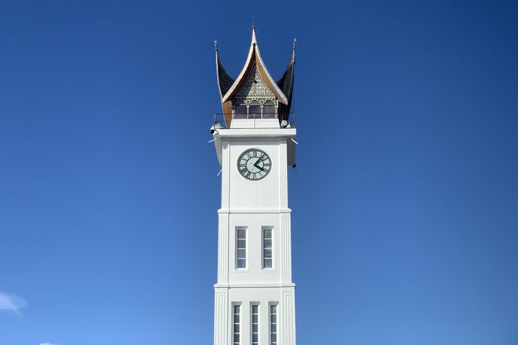 fakta menarik Jam Gadang, fakta menarik jam gadang, fakta menarik tentang jam gadang, kapan jam gadang dibangun, kapan jam gadang berdentang, renovasi jam gadang, 8 Fakta Jam Gadang Bukittinggi, Berdentang 12 Kali Setiap Pukul 12.00, 1. Dibangun sebelum Indonesia merdeka, 2. Hadiah dari Ratu Belanda, 3. Mesin jam dari Jerman, 4. Atap menara Jam Gadang direnovasi tiga kali, 5. Tingginya 26 meter, 6. Dibangun tanpa besi penyangga, 7. Wisatawan dilarang masuk menara Jam Gadang, 8. Berdentang tiap 30 menit