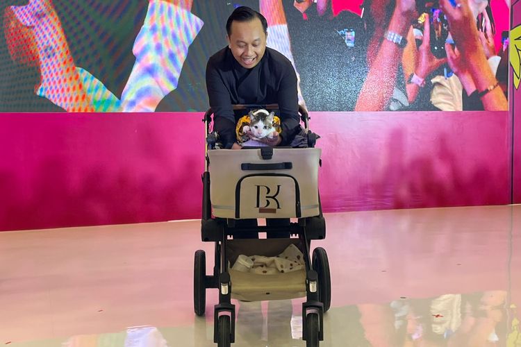 tenun tanimbar, bobby kertanegara kucing prabowo, hut ke 80 ri, bobby kartanegara, gaya bobby kartanegara, kucing motif batik, Bobby Kertanegara, Kucing Kesayangan Presiden Prabowo yang Jadi Ikon Gaya di Istana, Enam Gaya Ikonik Bobby Kertanegara, Bobby Viral karena Dikawal Polisi, Bertemu Tokoh Dunia, Negara Ikut Menjaga Bobby