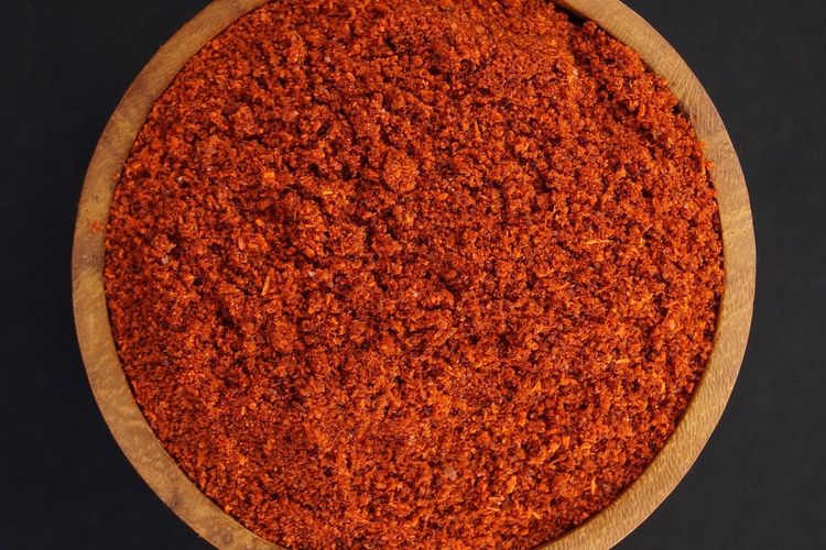 bumbu, rempah, masakan, 12 Bumbu Rempah Ini Wajib Ada di Rak Dapur Anda, Apa Saja?, 1. Merica Hitam Utuh (Whole Black Peppercorns), 2. Jinten (Cumin), 3. Ketumbar (Coriander), 4. Kayu Manis (Cinnamon), 5. Cabai Bubuk Merah (Cayenne Pepper), 6. Paprika Bubuk (Smoked or Sweet Paprika), 7. Cengkeh (Cloves), 8. Pala (Nutmeg), 9. Adas Manis (Fennel Seeds), 10. Bawang Putih Bubuk (Garlic Powder), 11. Kunyit Bubuk (Turmeric), 12. Kapulaga (Cardamom)