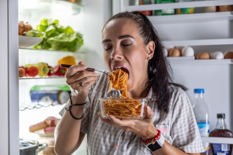 lapar, makan karena emosi, nafsu makan, Masih Lapar padahal Sudah Makan? Ini 6 Penyebabnya Menurut Ahli, Perubahan hormon saat menopause, Kurang tidur, Efek samping obat tertentu, Kurang minum, Olahraga berat