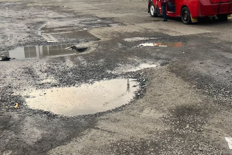 musim hujan, jalan berlubang, KNKT Ungkap Penyebab Jalan Berlubang Saat Musim Hujan