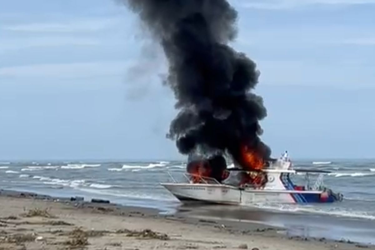 Kementerian Kelautan dan Perikanan (KKP), pantai muara pesisir selatan sumbar, nelayan bakar kapal patroli kkp, kapal patroli KKP dibakar, KKP Beberkan Kronologi Insiden Pembakaran Kapal Patroli oleh Nelayan di Sumbar, Apa Penyebabnya?