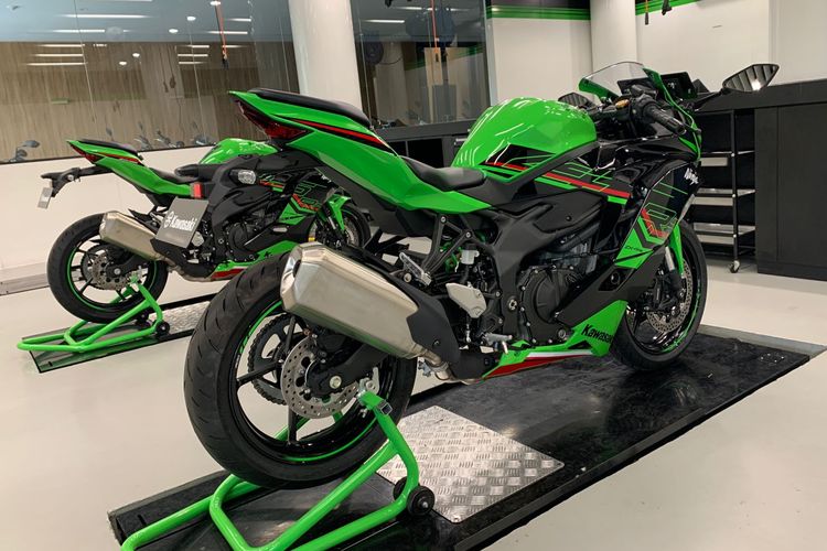 Kawasaki Ninja ZX-4RR, QJMotor SRK 800 RR, Kawasaki ZX-4RR vs QJMotor SRK 800 RR: Duel Motor Sport Rp 250 Juta