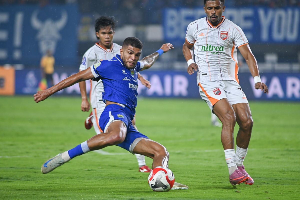 Jadwal dan Link Live Streaming Borneo FC vs Persib, Maung Bandung Target Perlebar Jarak di Klasemen, Mengapa laga Borneo FC vs Persib begitu krusial?, Bagaimana kondisi skuad Persib jelang pertandingan?, Siapa pemain kunci di kubu Borneo FC?, Bagaimana catatan pertemuan kedua tim?