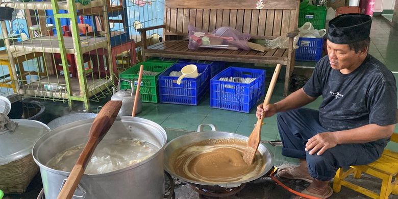 bubur samin, BERITA FOTO: “War” Bubur Samin di Masjid Darussalam Solo, Warga Rela Antre Demi Rasa Khas Banjar