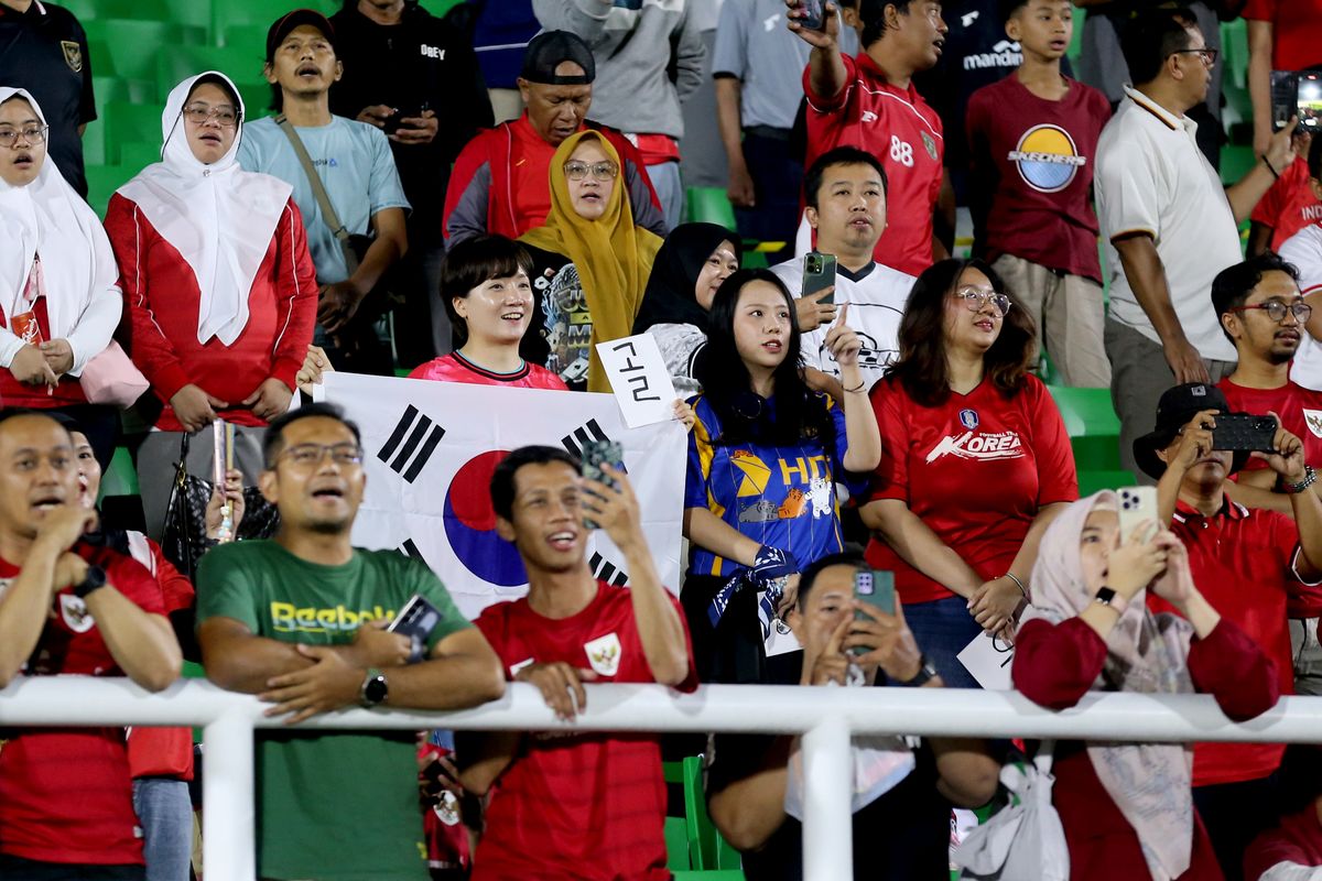 Korea Selatan, suporter, Timnas Korea Selatan, Timnas Indonesia, kualifikasi piala asia u23, Hasil Indonesia Vs Korea Selatan, Kualifikasi Piala Asia U23, timnas U23 Indonesia vs Korea Selatan, skor indonesia vs korea selatan, Indonesia U23 vs Korea Selatan U23, indonesia vs korea u23, Timnas U-23 vs Korsel, Skor Indonesia vs Korea Selatan U23, Hasil Pertandingan Indonesia vs Korea Selatan, Kisah Kelly Lee, Fan Korea Selatan yang Terbang Jauh ke Sidoarjo demi Sang Idola