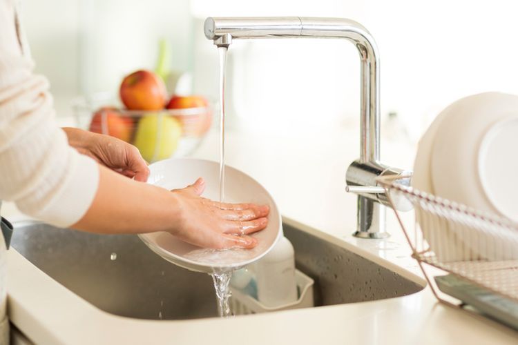 cara mencuci piring berminyak, piring berminyak, cara mudah mencuci piring berminyak, Mencuci Piring Berminyak Ternyata Bisa Hemat Sabun dan Air, Begini Caranya