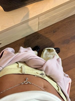 Coachella, 7 Gaya Kylie Jenner di Coachella Minggu Kedua, Look Serba Statement, 1. Denim Low-Rise, 2. Belly Chain sebagai Statement, 3. Crop Top dan Siluet Body-Hugging, 4. Layering Hoodie yang Santai, 5. Palet Warna Lembut dan Terkoordinasi, 6. Manikur Natural dengan Sentuhan Nail Art, 7. Siluet Body-Hugging yang Feminin