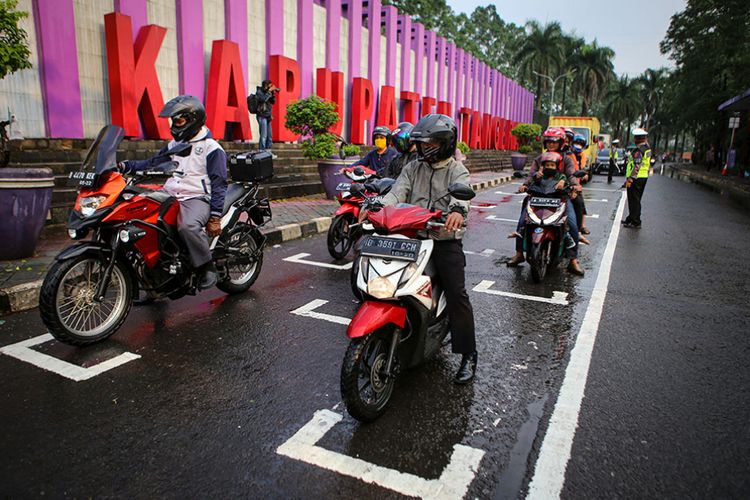 lampu sein, etika berkendara, jarak aman, keselamatan berkendara, Menghindari Kecelakaan Motor dengan Lampu Sein yang Tepat