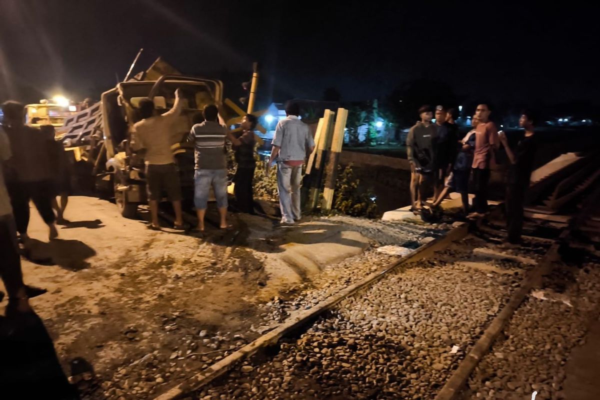 Indramayu, kecelakaan kereta, kereta api vs truk, Daop 3 Cirebon, kecelakaan kereta hari ini, kereta api vs truk di indramayu, kecelakaan kereta hari ini di indramayu, Dampak Kecelakaan di Indramayu, Perjalanan 23 Kereta Alami Keterlambatan