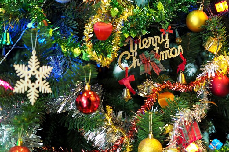 Natal, Natal identik dengan warna, perayaan Natal, Mengapa Natal Identik dengan Warna Merah dan Hijau?