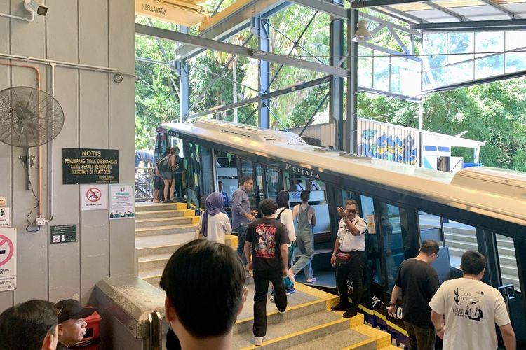 tempat wisata di malaysia, tempat wisata di malaysia yang wajib dikunjungi, tempat wisata di penang malaysia, daya tarik penang hill malaysia, wisata penang hill malaysia, 5 Daya Tarik Penang Hill Malaysia, Naik Kereta Kabel Tertinggi di Asia, 1. Naik Penang Hill Railway, 2. Berfoto di Skywalk, 4. Jajan makanan dan minuman, 5. Beli suvenir dan coba aktivitas lainnya