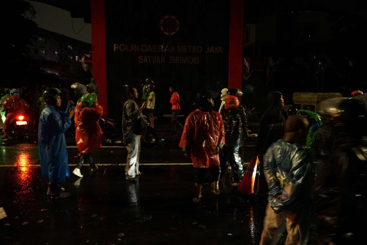 Mako Brimob, brimob lindas ojek online, ojol terlindas brimob, demo 29 agustus 2025, Demo 29 Agustus, Situasi Mencekam Demo Ojol di Mako Brimob Kwitang, Jalan ke Tugu Tani Ditutup Total