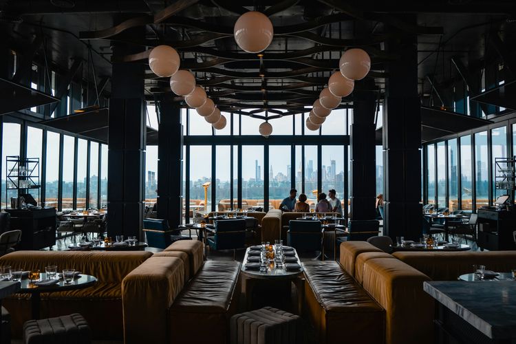 Natal, ide kencan, hari Natal, 7 Ide Kencan dengan Suasana Natal yang Lebih Romantis, 1. Jelajahi tempat minum coklat panas, 2. Menikmati indahnya lampu Natal, 3. Manjakan diri di restoran mewah, 4. Maraton film Natal, 5. Main ice skating, 6. Karaoke