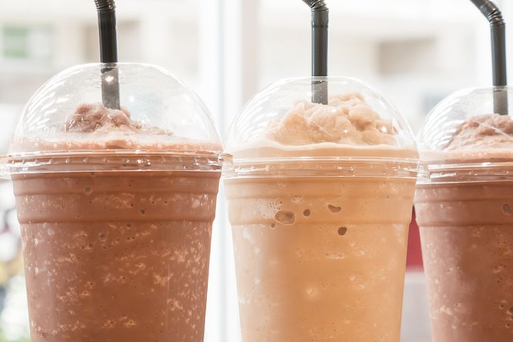 kopi susu kekinian, cara bikin es kopi susu, es kopi susu ala barista, racikan kopi rumahan, minuman kopi dingin, Racik Es Kopi Susu ala Kafe Tanpa Mesin, Ini Tips Barista Profesional, Pilih Biji Kopi Sesuai Karakter yang Diinginkan, Bahan Pendamping yang Menentukan Rasa, Rahasia Es dan Teknik Layering, Cara Menyeduh Kopi Tanpa Mesin