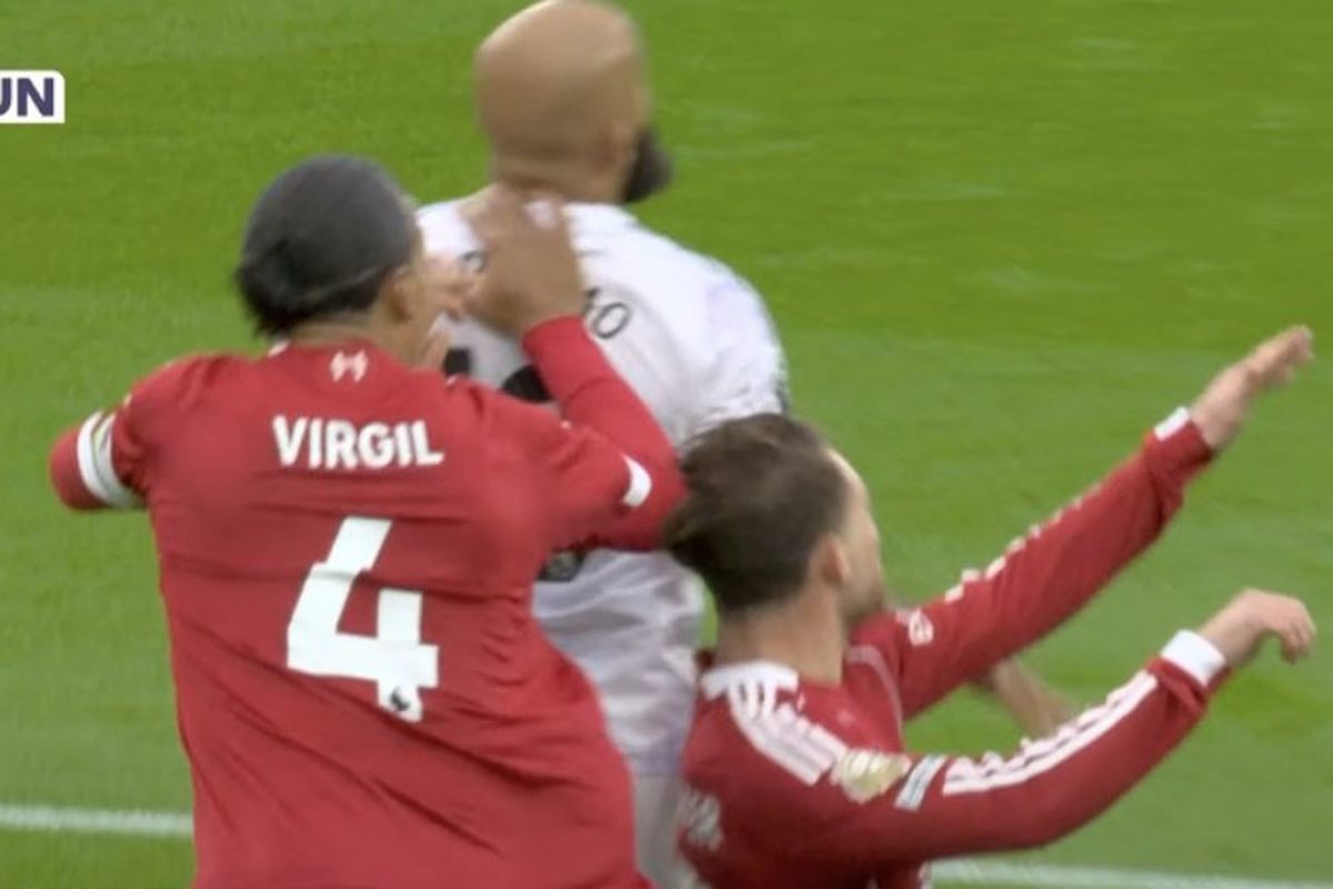 Premier League, Liverpool vs Manchester United, liverpool, Manchester United, Liga Inggris, Virgil van Dijk Jelaskan Insiden Hantam Rekan Sendiri