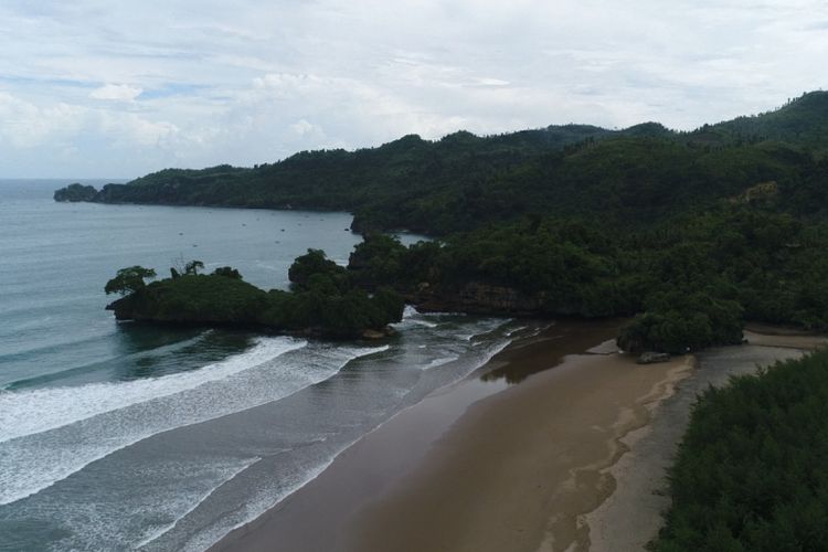 Trenggalek, wisata alam, 7 Wisata Alam Trenggalek yang Cocok untuk Healing dan Liburan Tenang, 1. Pantai Pasir Putih Karanggongso, 4. Pantai Pelang, 5. Goa Lowo, 6. Pantai Konang, 7. Air Terjun Jurug Waru