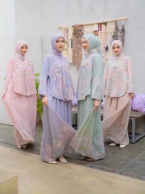 7 Rekomendasi Busana Lebaran 2026, Bikin Terlihat Anggun dan Bersahaja, 1. Halimah Gamis Hanbok, 2. Janur Among Collection by Thenblank, 3. Abaya Turkiye Multifungsi, 4. La Zurra Signature (Rompi Lepas) by Javina, 5. Gamis Bini Orang by Butik Care, 6. Al Kisah by Damakara Official, 7. Alea One Set Baju Kurung oleh Leviora