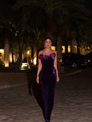 Kareena Kapoor, kareena kapoor sekarang, kareena kapoor meninggal hoaks, gaya kareena kapoor, foto kareena kapoor terkini, daayra film, film terbaru kareena kapoor, 9 Gaya Stylish Kareena Kapoor, Bisa Jadi Inspirasi, 1. Penampilan Kareena Kapoor di acara Birmingham, 2. Floral saree, 3. Gaun ungu, 4. Strapless peach dengan shawl, 5. Gaun biru silver penuh detail, 6. All-black airport look, 7. Gaun hitam berkilau, 8. Gaya sporty kasual, 9. Gaya santai