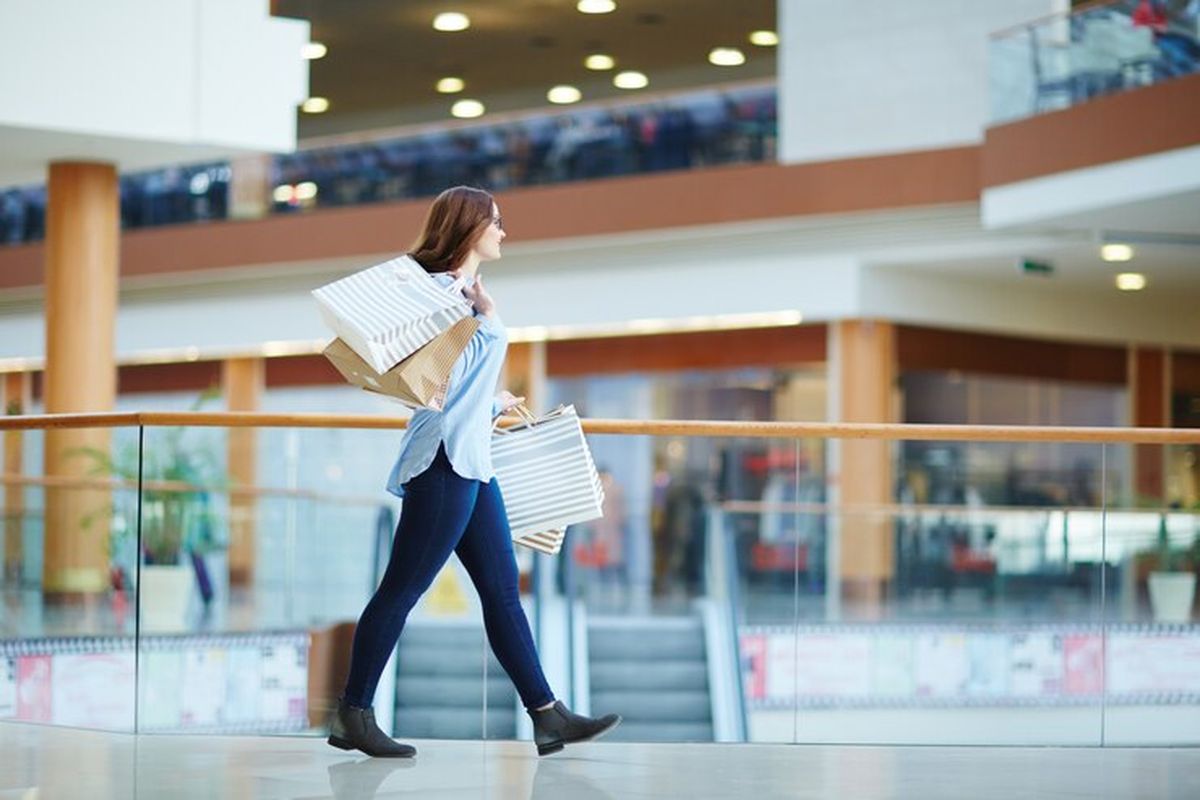 jalan kaki, jalan kaki di mall, berjalan-jalan di mall, membakar kalori dengan jalan kaki, apakah jalan kaki di mall termasuk olahraga, jalan kaki di mal, manfaat jalan kaki di mall, jalan kaki di mall termasuk olahraga, olahraga jalan kaki di mal, Indra Bekti Olahraga dengan Jalan Kaki di Mall, Benarkah Efektif?, Jalan kaki di mall termasuk olahraga?, Berapa lama sebaiknya jalan kaki?, Bagaimana cara mulai jalan kaki di mall?, Bagaimana kalau tergoda makanan di mall?