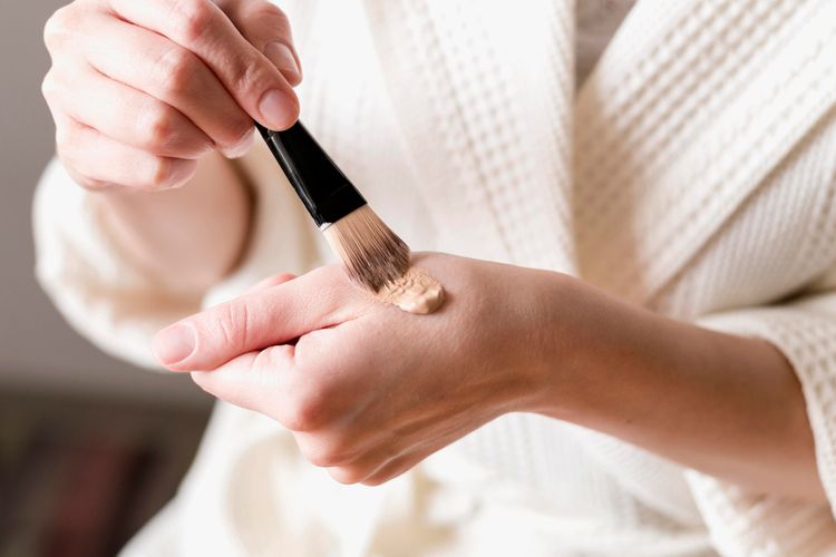 Foundation atau Concealer Dulu? Simak Urutan Makeup yang Benar