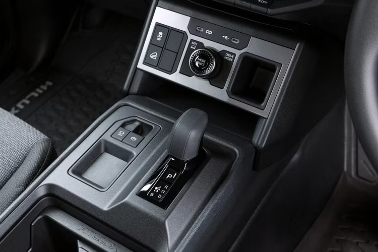 pikap kabin ganda, Toyota Hilux BEV, JAC Trekker T9 EV, komparasi, kendaraan listrik, Komparasi Pikap Listrik: Toyota Hilux BEV vs JAC Trekker T9 EV, Desain: Konservatif vs Modern Futuristik, Performa: Adu Kekuatan Dual Motor, Fitur: Utilitas Pekerja Lapangan, Jarak Tempuh dan Baterai, Kesimpulan