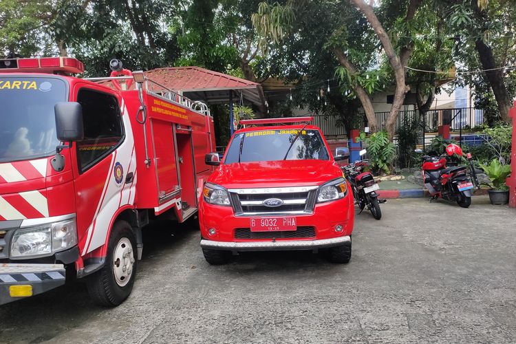 Pajak Kendaraan Bermotor, kendaraan pribadi, kendaraan dinas, tarif pajak kendaraan, Tarif Pajak Kendaraan Dinas vs. Pribadi: Apa Bedanya?, Tarif Pajak Kendaraan Dinas Berbeda dengan Kendaraan Pribadi, Besaran Tarif PKB Tergantung Beberapa Faktor, Tarif Kendaraan Dinas dan Kendaraan Umum, Kesimpulan: Perbedaan Jelas antara Kedua Jenis Kendaraan