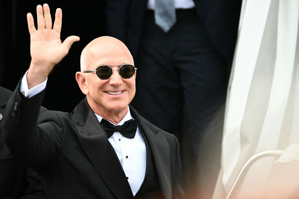 Jeff Bezos, Jeff Bezos Amazon, Lauren Sanchez, gaya hidup sehat jeff bezos, jeff bezos lifestyle, 9 Gaya Hidup Sehat ala Jeff Bezos, Termasuk Bebas Ponsel di Pagi Hari, 1. Waktu pagi bersama keluarga, 2. Sarapan bergizi dan tak biasa, 3. Menghindari keputusan penting di sore hari, 4. Olahraga dengan pelatih , 5. Membaca jadi bagian dari rutinitas harian, 6. Menghindari ponsel di pagi hari , 7. Menyeimbangkan hidup dengan waktu bersama keluarga, 8. Memprioritaskan interaksi langsung dengan tim, 9. Menghindari “Doomscrolling” demi kesehatan otak