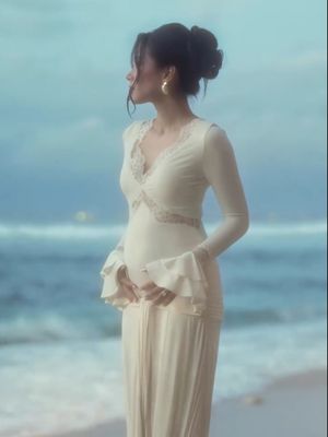 Alyssa Daguise, Al Ghazali, maternity shoot, Maternity shoot, inspirasi outfit maternity, inspirasi maternity shoot, 5 Outfit Maternity Shoot Alyssa Daguise di Pantai, Bernuansa Romantis, 2. V-neck, 3. Messy bun, 4. Makeup natural, 5. Aksesori earrings