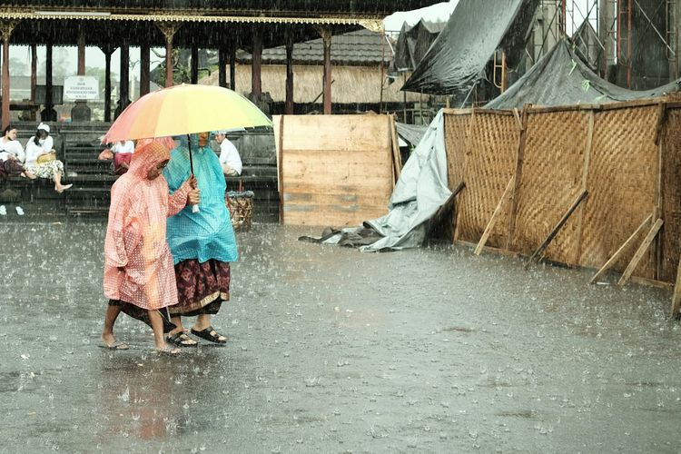 peringatan dini cuaca BMKG, prakiraan cuaca BMKG 16 September 2025, hujan lebat di Indonesia hari ini, cuaca Bandung hujan petir, cuaca medan hari ini bmkg, cuaca Jakarta hujan ringan, hujan di Kalimantan dan Sulawesi, cuaca Papua dan Maluku hari ini, BMKG Ingatkan Cuaca Hari Ini: Mayoritas Wilayah Diguyur Hujan, Waspada Petir di Sejumlah Kota Besar, Hujan ringan hingga sedang di Sumatera, Jawa didominasi dujan, Bandung berpotensi petir, Bali, Nusa Tenggara, dan Kalimantan, Cuaca Sulawesi dan Maluku-Papua, Imbauan BMKG