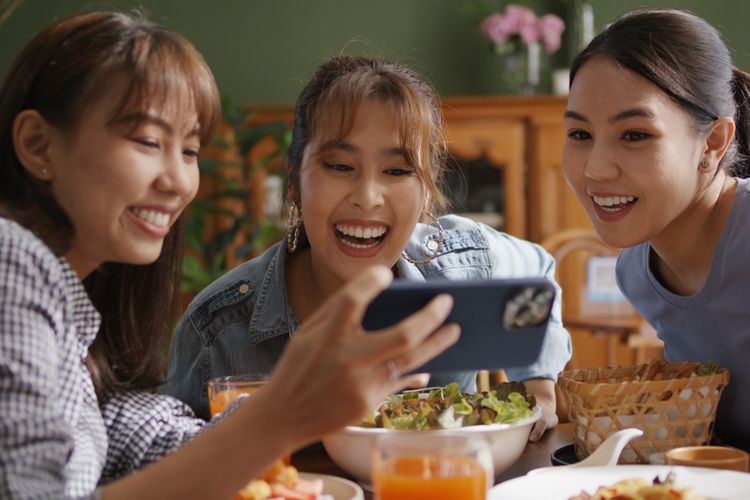 Kesepian, psikiater, fenomena kesepian, rasa sepi di keramaian, kenapa merasa sepi ditengah keramaian, tanda mulai mengalami dampak psikologis dari kesepian, Mengapa Banyak Orang Merasa Kesepian di Era Digital? Psikiater Ungkap Penyebabnya, Ramai-ramai tapi tetap merasa sendiri, Menarik diri di tengah keramaian, Generasi Z lebih sering merasakannya, Belajar mengenali dan memperbaiki