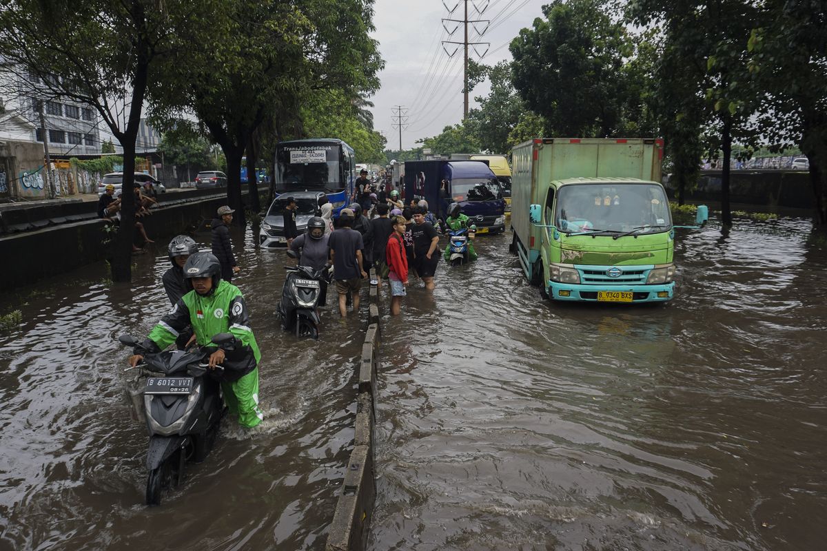 banjir Jakarta hari ini, Banjir Jakarta Hari Ini: 125 RT dan 14 Ruas Jalan Masih Terendam, Jakarta Barat 38 RT:, Jakarta Selatan 55 RT:, Jakarta Timur 30 RT:, Jakarta Utara 2 RT:, Lokasi Pengungsi:, Jalan tergenang terdapat 14 ruas jalan, data wilayah terdampak sebagai berikut: