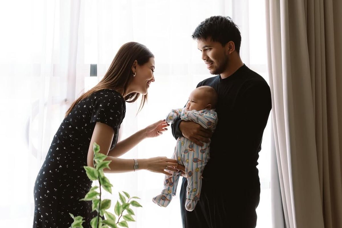 Aaliyah Massaid, Thariq Halilintar, Aaliyah Massaid dan Thariq Halilintar, aaliyah massaid jadi ibu, baby arash anak thariq, 7 Momen Hangat Aaliyah Massaid dan Thariq Halilintar dengan Baby Arash yang Berusia 3 Bulan, 1. Momen hangat keluarga kecil, 2. Busana sporty, 3. Thariq gendong dan cium Baby Arash, 4. Peluk hangat ibu, 5. Baby Arash tengkurap di kasur, 6. Momen bertiga di dekat jendela, 7. Kebersamaan penuh tawa