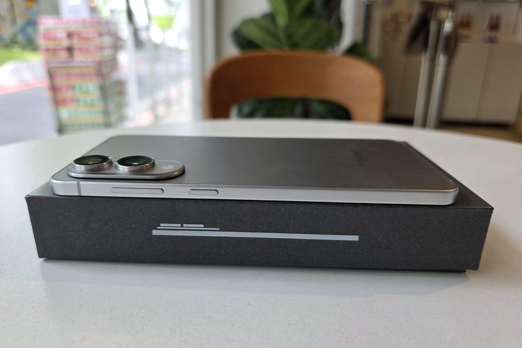 Samsung, Galaxy S25 Edge, benchmark, hands on, Snapdragon 8 Elite for Galaxy, harga samsung s25 edge, hasil foto galaxy s25 edge, Unboxing Galaxy S25 Edge, Review Awal Samsung Galaxy S25 Edge: Super Tipis, Kamera Tajam, Baterai Aman, Unboxing Samsung Galaxy S25 Edge versi Indonesia, Desain tipis yang bikin terkesan, Kamera 200 MP, zoom tetap tajam, Ringan dan tetap bertenaga, Daya tahan 10 Jam, Tahan air dengan IP68, Fitur AI yang Lengkap, Harga Samsung Galaxy S25 Edge di Indonesia