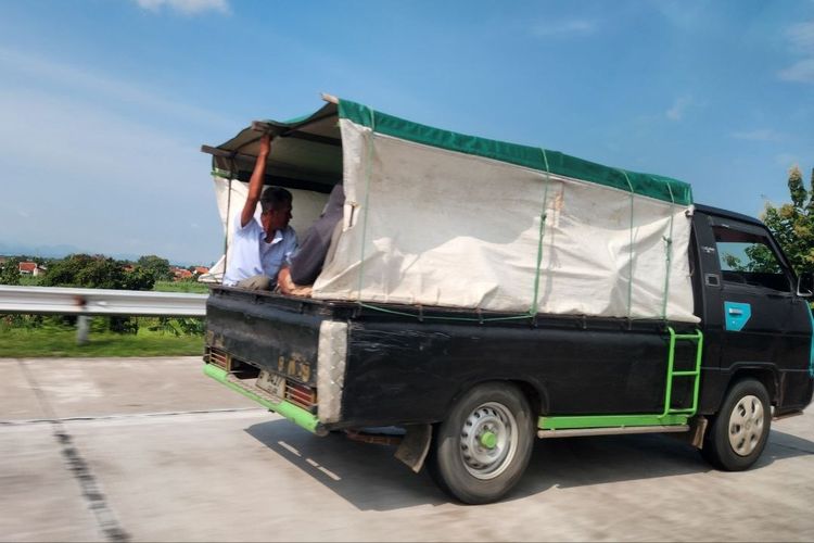 Lebaran, Mobil Bak Terbuka Masih Dipakai Angkut Penumpang Saat Momen Lebaran, Ini Bahayanya