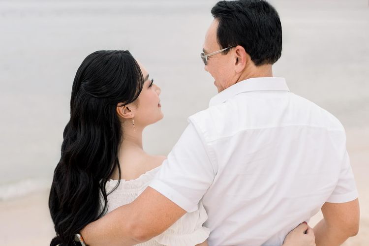 istri Ahok, Puput Nastiti Devi, ahok sekarang jadi apa 2025, istri basuki tjahaja purnama sekarang, puput nastiti devi hamil anak ketiga, 5 Style Puput Nastiti Devi Saat Foto Kehamilan Bareng Keluarga, Nuansa Putih, 1. Long dress putih, 2. Sentuhan kasual dengan sandal hitam, 3. Aksesoris, 4. Makeup: natural dan glowing, 5. Rambut: wavy dengan poni belah dua