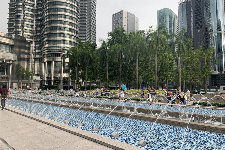 Menara Kembar Petronas, menara kembar petronas foto, menara kembar petronas kuala lumpur, tempat wisata dekat menara kembar petronas, tinggi menara kembar petronas, BERITA FOTO: Menara Kembar Petronas yang Jadi Ikon Malaysia