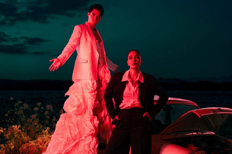 anniversary, Luna Maya, 5 Gaya Foto Anniversary Luna Maya dan Maxime Bouttier, Tema Tukar Peran, 1. Konsep tukar peran yang tidak biasa, 2. Luna Maya tampil maskulin dengan setelan jas, 3. Maxime memakai outfit bernuansa feminin, 4. Nuansa editorial fashion, 5. Dominasi warna monokrom yang elegan