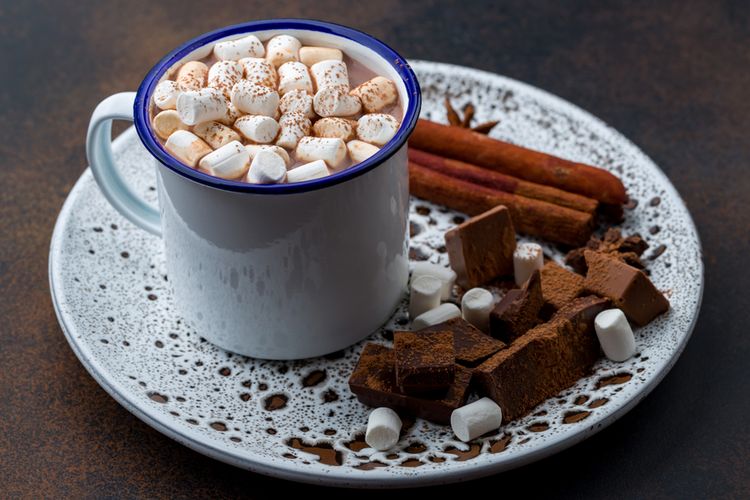 minuman hangat, musim hujan, 7 Minuman Hangat yang Cocok Dinikmati Saat Musim Hujan, 1. Bandrek, 2. Sekoteng, 3. Wedang Ronde, 4. Teh Jahe, 5. Cokelat Panas
