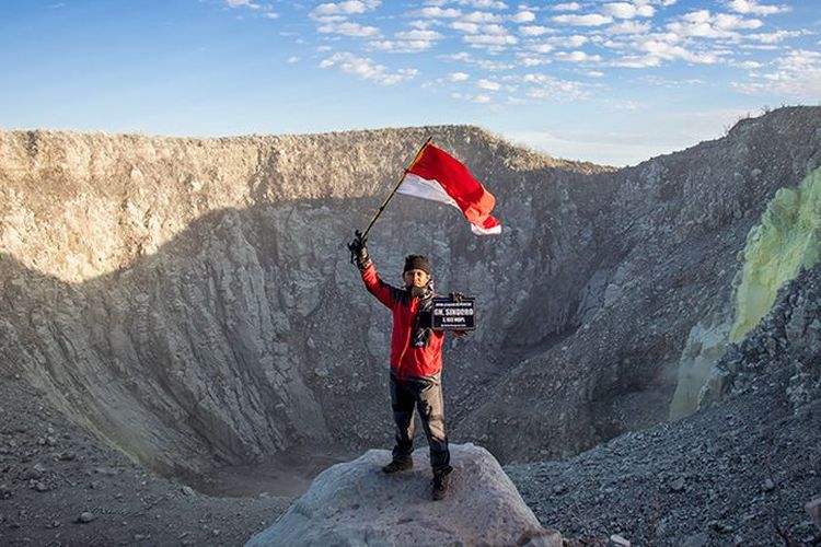 Tips Terhindar dari Sambaran Petir Saat Mendaki Gunung pada Musim Hujan, 1. Jangan berlindung di bawah pohon tinggi, 2. Jauhi menara pemancar dan struktur logam, 3. Hindari puncak gunung dan punggungan terbuka, 4. Matikan alat komunikasi saat cuaca buruk, 5. Tunda pendakian jika ramalan cuaca buruk